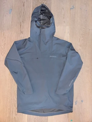 Houdini shelter anorak unisex small/medium - Superskön, mjuk och följsam anorak från Houdini.  Vattentät och med bra andningsförmåga. Perfekt skalplagg för längskidåkning, slalom/snowboard eller vandring.  Hjälmkompatibel, reglerbar huva. Känguruficka på magen.   Otroligt snygg duvblå/gråblå färg som inte tillverkas längre.   Mycket bra skick - i princip oanvänd.   Unisex storlek: men strl small, women strl medium    Beskrivning från Houdinis hemsida:  Avslappnad passform Made to Move-konstruktion Vattentät och ventilerande 