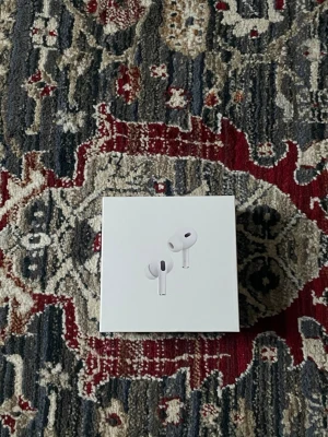 Apple AirPods Pro 2 -giltlig apple care -  Säljer nu mina AirPods Pro 2 2022 som jag fick i julklapp. Jag har redan ett par som jag använder så dom är helt oanvända.