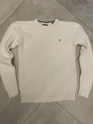 Vit stickad tröja från Gant - Vit skön stickad tröja från Gant i stl  158/164! Snyggt och välklätt!