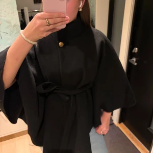 Svart kappa - Superfin svart poncho som är köpt från Missäy!💞.