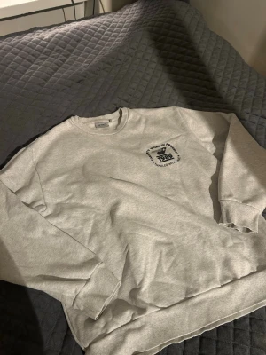 Grå sweatshirt från Carhartt WIP XL - Säljer en grå sweatshirt från Carhartt Work In Progress i storlek XL. Tröjan har tryck på bröstet med texten '1989 Handled With Care' och klassisk rund hals. Mjuk och skön med ribbade muddar vid ärmslut och nederkant.