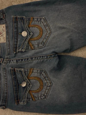 True Religion blå bootcut jeans - Säljer ett par blå jeans från True Religion i storlek 25 dock upplagda❤️