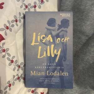 Lisa och Lilly - En gripande kärleksroman om två unga kvinnor i Stockholm kring 1900-talets början. Baserad på verkliga händelser, skildrar boken deras förbjudna och magnetiska förälskelse i en tid av stora samhällsförändringar. Perfekt för dig som gillar starka berättelser om kärlek och historia.