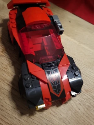 Lego sportbil svart och röd - Säljer en cool Lego sportbil i svart och rött med genomskinlig röd vindruta och detaljer som spoiler och tryckt spindelmärke på huven. Bilen har sportig design och är byggd av klassiska Lego-bitar man kan inte hitta den typ den är ganska og 