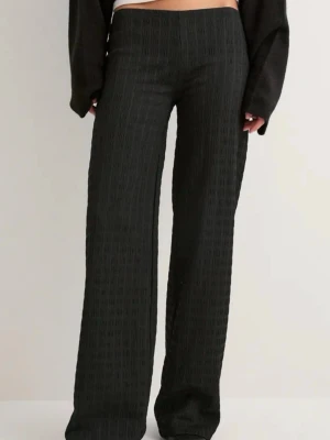 Lågmidjade byxor Nelly  - Säljer dessa populära lågmidjade byxorna från Nelly. OBS! Är avklippta och passar om man är under 160 cm!! Innerbenslängd är ca 70 cm ❤️❤️ använda fåtal gånger, jag köpte de för 270kr. 