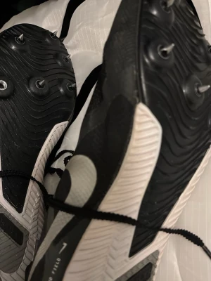 Nike svarta spikskor friidrott 39 - Säljer ett par svarta Nike spikskor i mycket fint skick, knappt använda men dock saknas en spik.