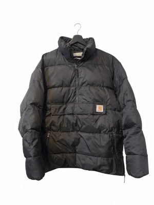 Svart pufferjacka från Carhartt - Säljer min sköna vinter jacka ifrån Carhartt då den tyvärr inte längre kommer till användning, jackan är iprincip ny den är endast testad ett fåtal gånger, jackan är varm bekväm och sitter bra & tål låg temperatur! Hör av dig för mer frågor/bilder✌🏻