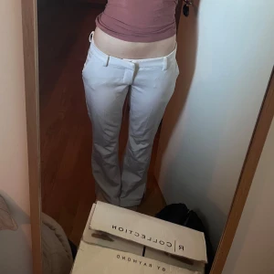 Vita kostymbyxor med bootcut - Snygga vita kostymbyxor med bootcut. Fickor fram och bak samt stängs med dragkedja och knapp. Typ oanvända. Storlek Xs