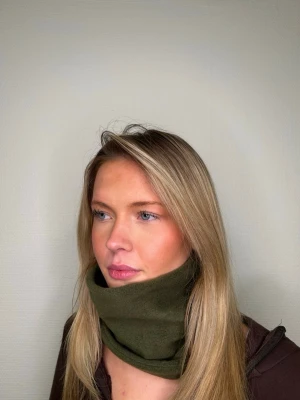 Mörkgrön tubhalsduk i fleece - En enkel och stilren mörkgrön tubhalsduk, vändbar med reflex på insidan!