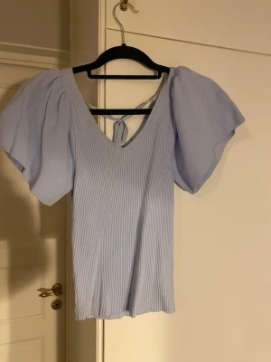 Topp only - Superfin blå topp från only i storlek S. Har volang ärmar och knyte baktill. Använd några gånger för men superfint skick. Perfekt till sommaren. Hör av er vid frågor!💕