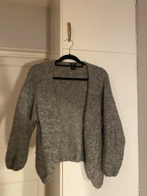 Stickad kofta Lindex  - Superfin grå stickad kofta från Lindex. Är i stolek XS-S. Lite nopprig i men inga andra defekter. Hör av er vid frågor!💕
