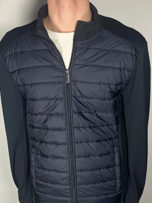 Cardigan - Säljer en riktigt snygg och trendig cardigan i fint skick, storlek M, vid frågor är det bara att skriva //Gramenti