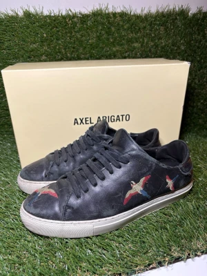 Svarta Axel Arigato sneakers  - Feta axel arigatos till bra pris , helt äkta 🤩🔥
