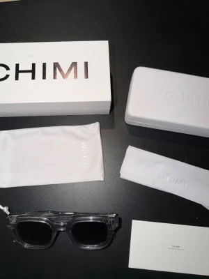 CHIMI 04 Grey - Säljer just den här schyssta chimi 04 i färgen grey. Nästa alldrig användt dem och är i jättebra skick. Köpta på NK för 1250kr