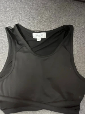 Svart sport-bh från Bik Bok Balance - Svart sport-bh från Bik Bok Balance med rund halsringning och breda axelband. Tillverkad i ett stretchigt och mjukt material som passar perfekt för träning och sportiga aktiviteter.