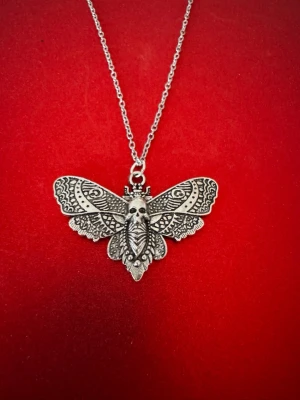 Halsband - fjärildöskalle  - Halsband som inte är i äkta silver/guld. Kedja är oftast 50cm men kan ibland komma i 45cm. Kedja är rostfritt stål, berlock oftast i zinklegering men kan även det i vissa fall vara rostfritt stål. Be gärna om mått på berlock om detta är viktigt då bilderna är missvisande när det gäller hur stora dom är! 🌹❤️  Allt är nytt även om de kan stå ”mycket bra skick” , detta mest för att Vinted inte ska fundera på varför jag bara har nya saker .  Bud accepteras inte 🥰🌹