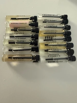 Parfym 2 ml - Essnce - 15 dofter från Essnce, 2 ml i varje. Följande dofter ingår: Strawberry Eclair, Aurora Vanille, Fizzy Mango, Berries & Cream, Skyfall Mystery, Femina Vivit, Noble Eclat, Midsummer Dream, Milky Flower, Pink Haze, I am Vanilla, Elle la Nuit, Coco ’bout You, Eau de Caramel, Perenne Amore. 