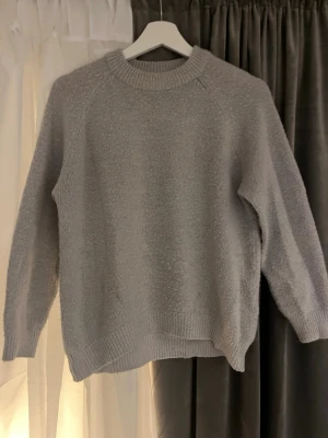 Grå stickad tröja🩶🩶 - Mysig grå stickad tröja med en oversized passform men med lite tightare nedtill. Har dock behövt sytt ett hål förut, men det syns knappt. Enkel och stilren design till dig som gillar mer basic. Jätte snygg till ett par jeans eller shorts😘
