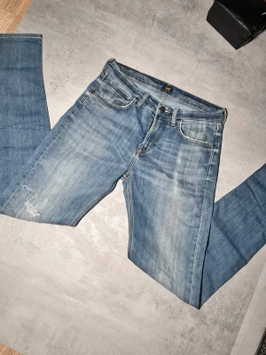 Lee jeans  - Lee jeans med slitningar | Modell Arvin | super fint skick | Storlek W30 L34. 
