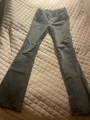 Grå bootcut jeans från Gina Tricot - Snygga grå bootcut jeans från Gina Tricot i storlek 158. Jeansen har klassisk femficksmodell, normal passform upptill och utsvängda ben. Tillverkade i mjukt bomullsmaterial med en skön stretch. Pris kan diskuteras🥰