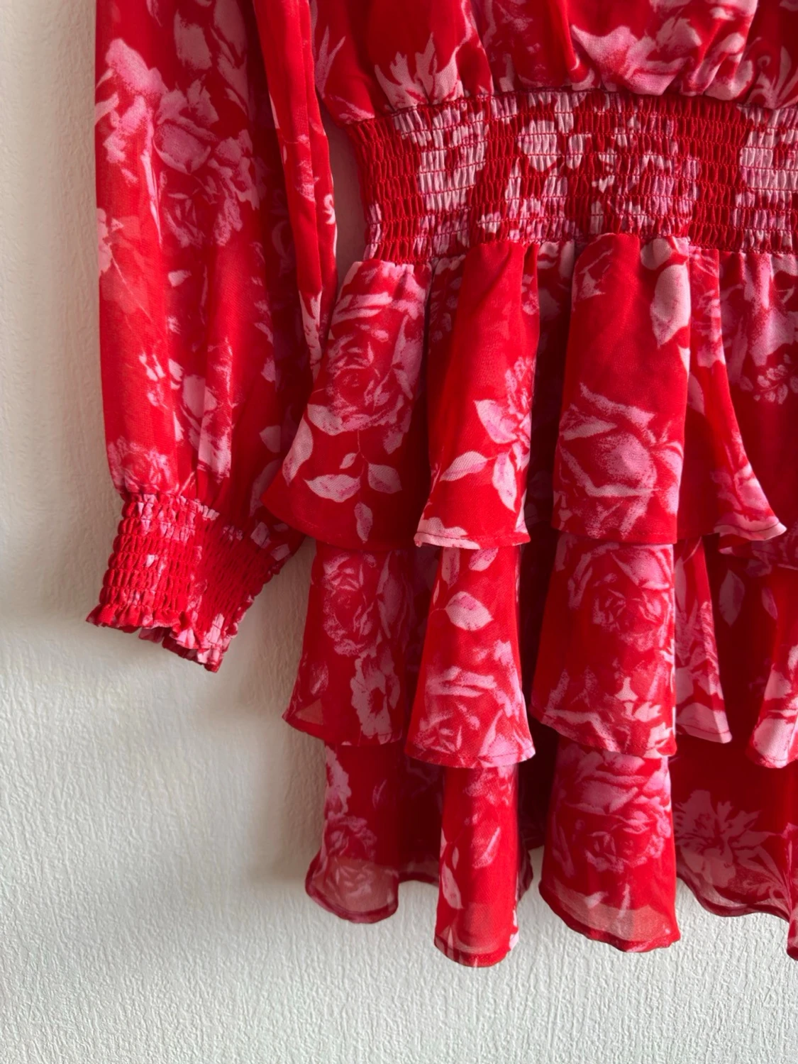 Röd blommig volangklänning - 3