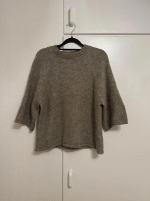 Beige stickad tröja Gina Tricot - Oanvänd tröja. Köpt i Gina Tricot. Storlek XS ( passar även en S)