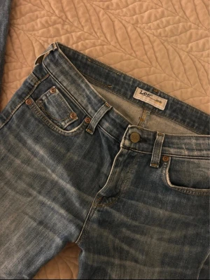 Vintage lee jeans  - Snygga blå jeans från Lee me raka ben. I storlek S och är lågmidjade/mid waist, det är i fint skick ❤️