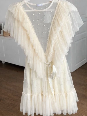 Ida Sjöstedt klänning - Världens finaste klänning som jag hade på min student, fick så mycket komplimanger!!🥹 Köpte den i andrahand och det finns några mindre defekter som man absolut inte tänker på om man ej står nära. Alla bilder är mina utom den fjärde då jag inte hade nån bra egen hur den sitter framifrån. Kan behöva en kemtvätt men det får köpare stå för. Kontakta mig för mer info!!🩷🩷🩷