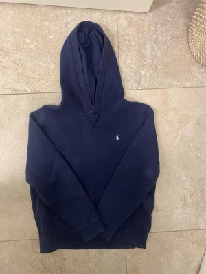 Ralph lauren hoodie - Tja! Säljer denna tvärfeta hoodien, skick 8/10 med en defekt som säkert går stt gnugga bort men som jag inte gjort! Pris går att diskuteras passa som S