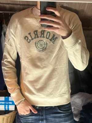 Morris tröja  - Säljer denna riktigt snygga Morris tröjan i storlek S. Tröjan är i bra skick utan defekter. Bara att skriva över frågor och funderingar.