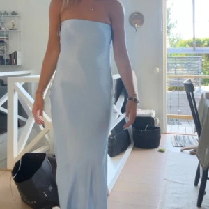 Ljusblå axelbandslös långklänning, balklänning - Säljer denna jättefina balklänning i världens finaste blåa färg, Bandeuklänning. Köptes här på plick för någon vecka sedan men säljer om igen eftersom den var för liten för mig💙