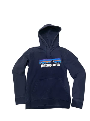 Patagonia hoodie - Säljer denna hoodie pga att en är för liten. Hör av er vid frågor!