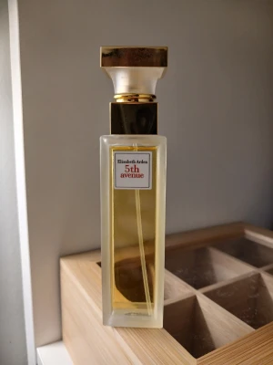 Elizabeth Arden 5th avenue🏵🌹 - En tidlös elegant doft. Eau de parfum av Elizabeth Arden. 💛 En stilren flaska som är helt oanvänd