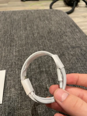  AirPods Pro 2-giltlig AppleCare  - Säljer nu mina AirPods Pro 2 2022 som jag fick när jag fyllde år. Jag har inte använt mycket för att jag har redan ett par som jag använder. Kommer med USB C och har med laddare och olika storlekar av öronproppar så att man kan välja vad som passar sig själv. Skriv gärna frågor!    