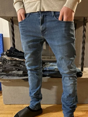 Replay Anbass jeans -  Ett par Riktigt snygga Replay jeans i mörkblå färg. Byxorna är i näst intill nytt skick!🙌  Modell: Anbass!  Size: W30 . 🔹 Hör av dig vid frågor eller funderingar🙌