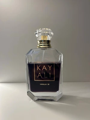 Kayali Vanilla | 28 Eau de Parfum - Kayali Vanilla | 28 är en lyxig parfym i en elegant, genomskinlig glasflaska med gulddetaljer och diamantformad kork. 100 ml se bild för mängd kvar köp på sephora för 1429kr 
