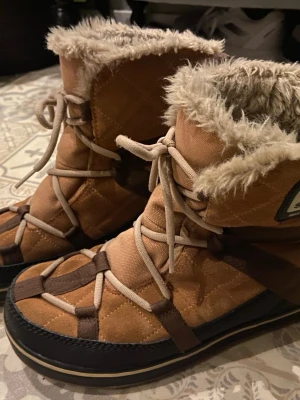 Sorel vinterskor - Sorel vinterskor, perfekta för kalla dagar. Storlek 40 men stora i storlek (26 cm). 