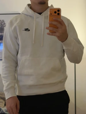 Nike hoodie S - Säljer denna fina Nike hoodie! Tyvär har den en liten defekt som man kan se i sista bild, inte speciellt märkbar!