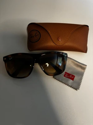Raybans boyfreind  - Perfekt för dig som gillar mode! Passar bra på alla och även najs på vintern. Inga slipor i glaset, typ helt nya!