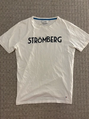 Vit t-shirt från Strömberg  - Tja! Säljer en riktigt snygg t-shirt ifrån Strömberg | Storlek M | Hör av er vid minsta lilla fundering 🙌