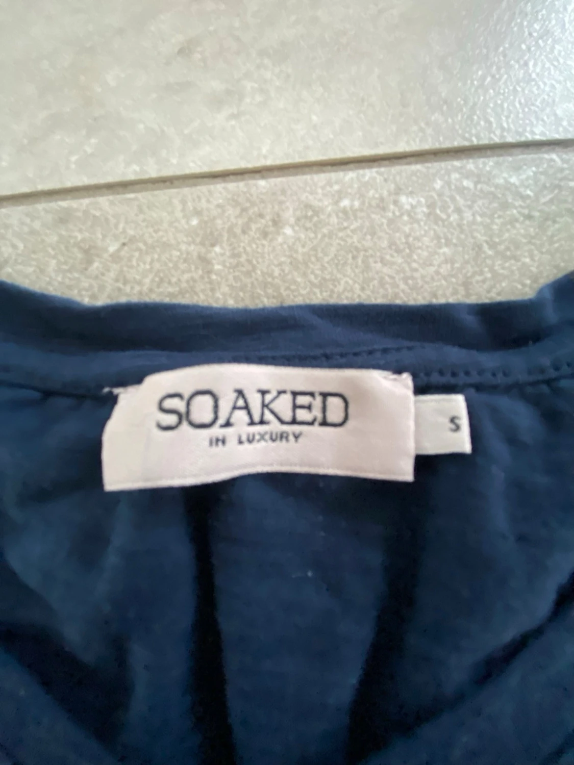 Mörkblå topp med volangärm Soaked - 2