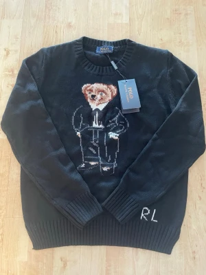 Polo bear ralph lauren stick tröja - Polo bear ralph lauren stick tröja, helt ny, oanvänd kommer med tags. Storlek M färgen svart