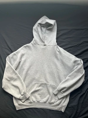 Vintage Russell Athletic Hoodie XL - Har väldigt lite stänk av vit målarfärg nedretill på fickan, syns knappt men se sista bild. Annars väldigt bra skick. Boxy och aning cropped passform, passar mer som en L 