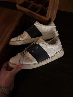 Valentino Open navy blue - Ett par valentino open som tyvärr har lite defekter( se bilder), har pratat med flera skomakare i Stockholm och andra städer som erbjuder att laga hela skorna för 300-500 kr. Köptes för 3600 på Plick, Nypris ca 7000kr.