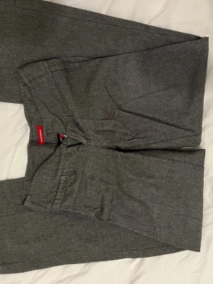 Grå croppade byxor XX by Mexx - Snygga grå croppade byxor från XX by Mexx. Ganska små i midjan, säljer då dem är för små. 