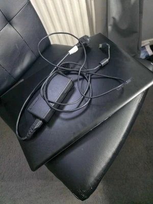 Lenovo Gaming Laptop - Lenovo gaming laptop med röd  tangentbord. Medföljer original laddare. Skärmen har tydliga repor och tejp i överkant, samt synligt slitage på chassit. Perfekt för dig som söker en prisvärd gamingdator för enklare bruk eller reservdelar.