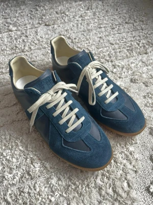 Maison Margiela Gats | Navy Blue | 44 | Nytt skick - Använda en gång, 10/10 skick. Box, dustbag och kvitto finns. Skriv ifall ni har frågor eller funderingar😁