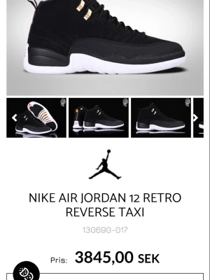 Nike Air Jordan 12 Retro Reverse Taxi - Nike Air Jordan 12 Retro Reverse Taxi i svart mocka och skinn med vita sulor och gulddetaljer. Röd Jumpman-logga på plösen och unika mönster under sulan. Klassisk high-top siluett och snörning för grym passform. Perfekta för dig som vill sticka ut med stil.