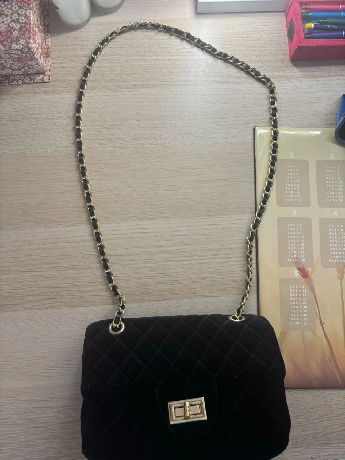 Svart  axelväska i sammet - 1