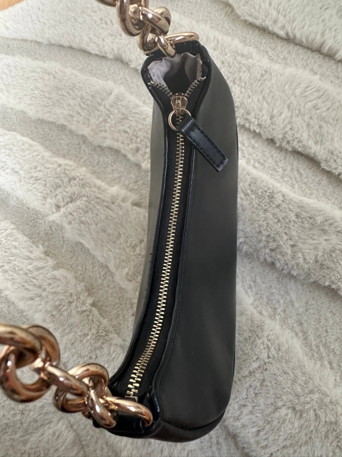 Svart axelväska med guldkedja - 5